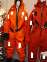 Immersion suit 